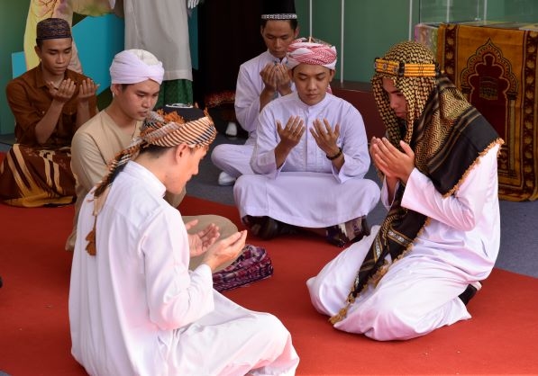 Nghi thức cầu nguyện theo giáo luật Islam trong lễ cưới truyền thống của đồng bào Chăm ở tỉnh An Giang