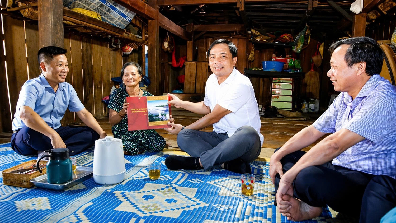 Ông Xiêng Thanh Phúc, Tỉnh ủy viên, Giám đốc Sở Dân tộc và Tôn giáo tỉnh Quảng Ngãi thăm hỏi, trao quà tri ân người có công tiêu biểu tại xã Sơn Tây Thượng
