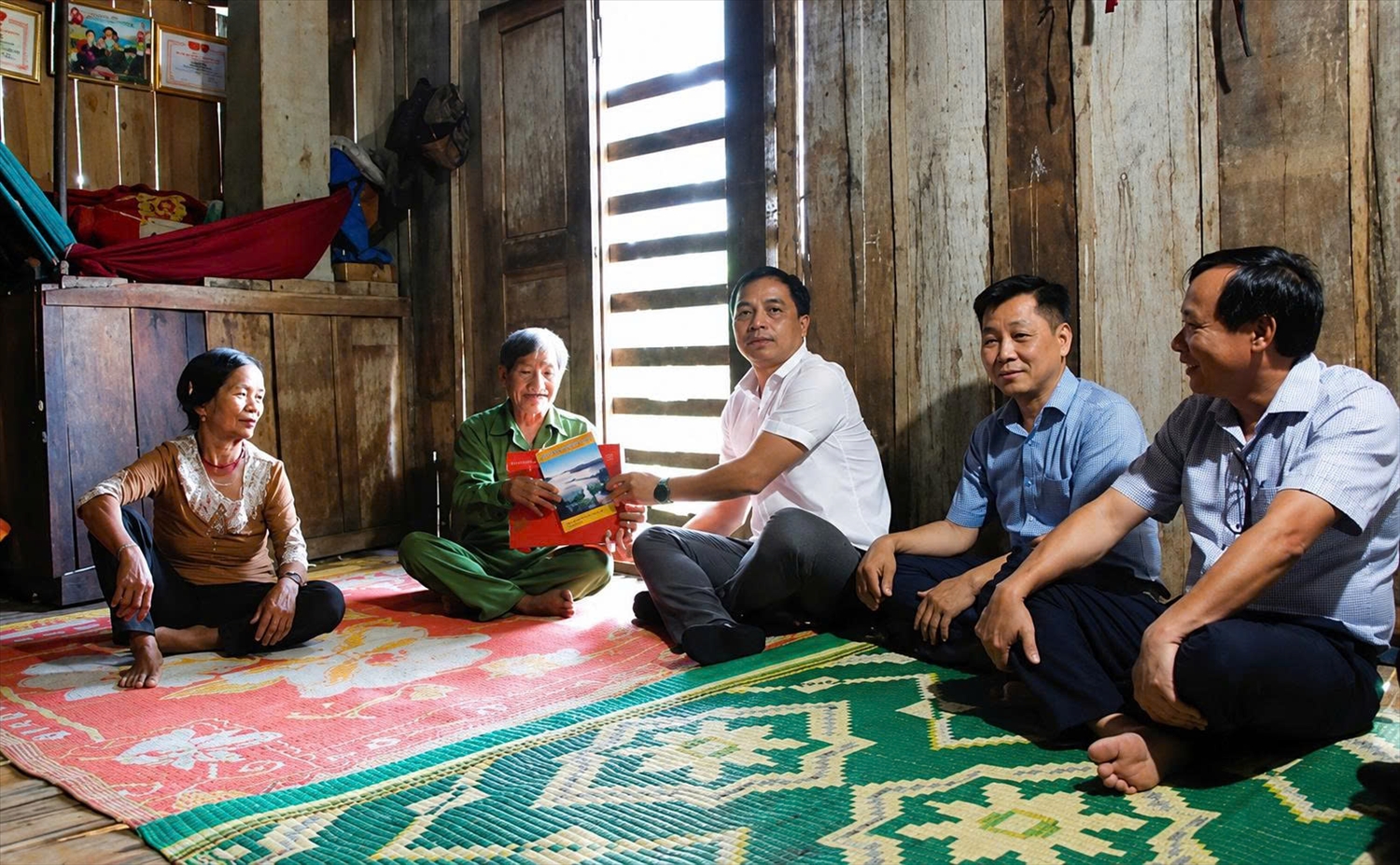 Ông Xiêng Thanh Phúc, Giám đốc Sở Dân tộc và Tôn giáo tỉnh Quảng Ngãi trao quà, động viên gia đình người có công tiêu biểu tại xã Sơn Tây Thượng nhân kỷ niệm 79 năm Ngày Thương binh - Liệt sĩ