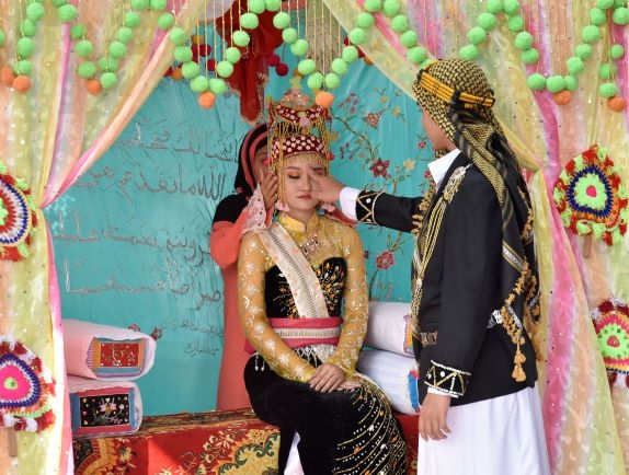 Chú rể thực hiện nghi thức chạm ngón tay lên trán cô dâu sau lễ Nikah - nghi thức truyền thống mang ý nghĩa đánh dấu đôi uyên ương chính thức trở thành vợ chồng theo giáo luật Islam và phong tục của người Chăm ở tỉnh An Giang