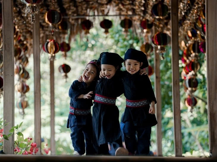 Những đứa trẻ được nuôi dưỡng tình yêu với văn hóa dân tộc từ những năm tháng đầu đời. 