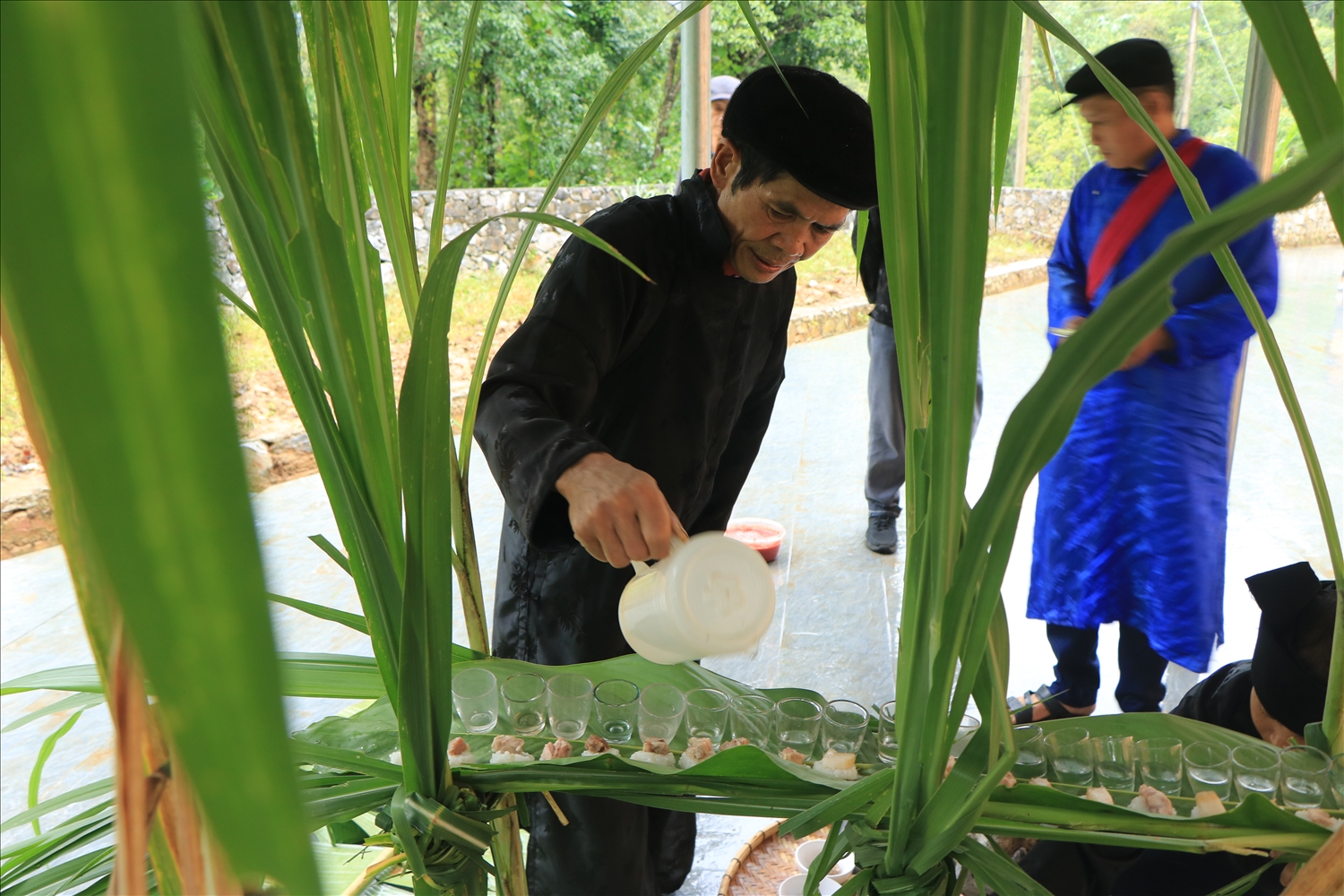 Thầy cúng chính Cháng Mìn Diu tiến hành nghi thức cúng