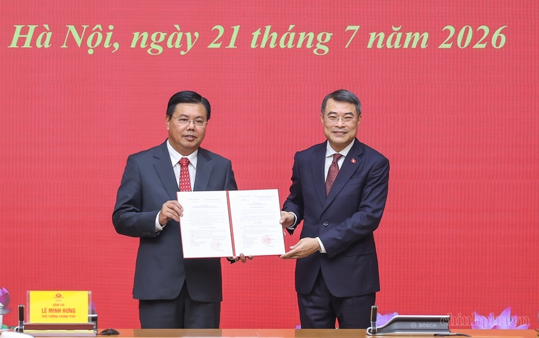 Thủ tướng Lê Minh Hưng trao Quyết định giao Quyền Bộ trưởng Bộ Nội vụ với đồng chí Nguyễn Tiến Hải - Ảnh: VGP/Nhật Bắc