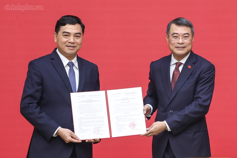Thủ tướng Lê Minh Hưng trao Quyết định bổ nhiệm Thứ trưởng Thường trực Bộ Dân tộc và Tôn giáo với đồng chí Nguyễn Hoài Anh - Ảnh: VGP/Nhật Bắc