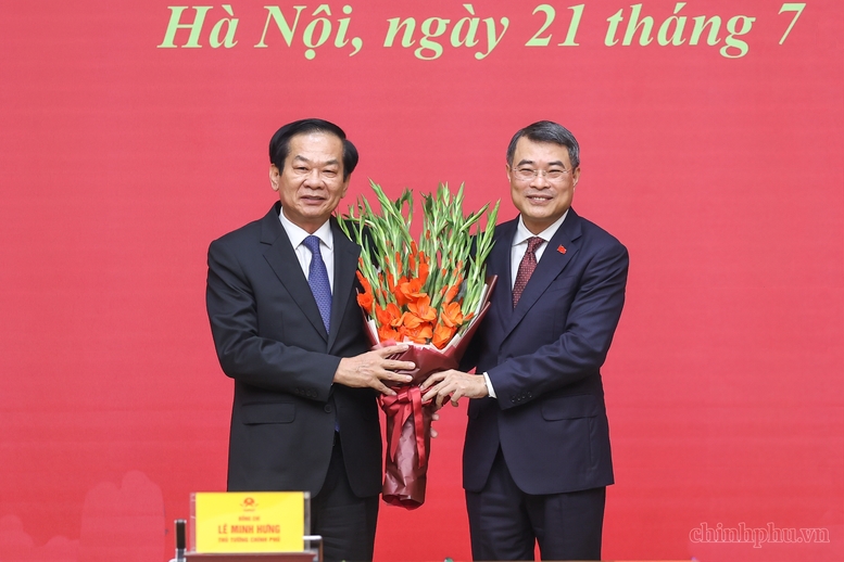 Thủ tướng cũng ghi nhận, biểu dương, đánh giá cao những nỗ lực và sự đóng góp của đồng chí Đỗ Thanh Bình trên cương vị Bộ trưởng Bộ Nội vụ thời gian qua - Ảnh: VGP/Nhật Bắc