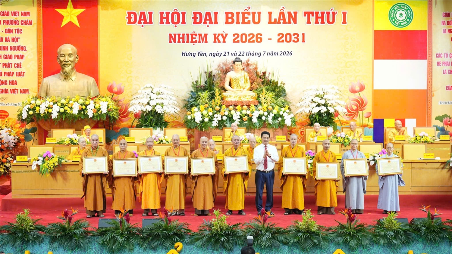 Ông Lê Quang Hòa, Ủy viên Ban Thường vụ Tỉnh ủy, Phó Chủ tịch UBND tỉnh trao Bằng khen của Chủ tịch UBND tỉnh tặng các tập thể, cá nhân có thành tích xuất sắc trong công tác Phật sự