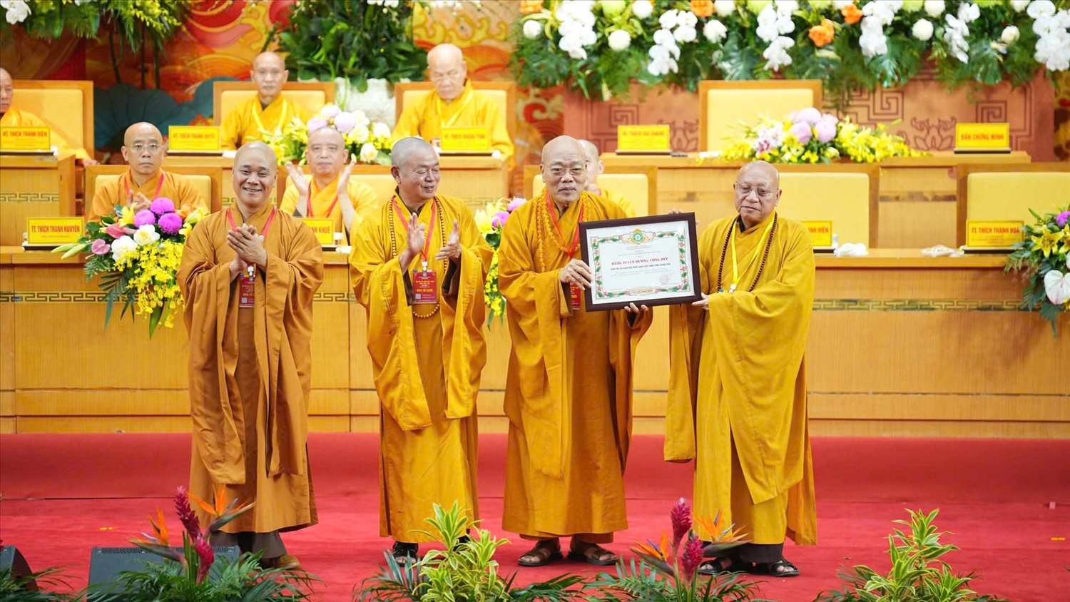 Hòa thượng Thích Gia Quang, Phó Chủ tịch Hội đồng Trị sự kiêm Trưởng ban Thông tin - Truyền thông Trung ương Giáo hội Phật giáo Việt Nam trao Bằng tuyên dương công đức của Giáo hội Phật giáo Việt Nam cho Ban Trị sự Giáo hội Phật giáo Việt Nam tỉnh Hưng Yên