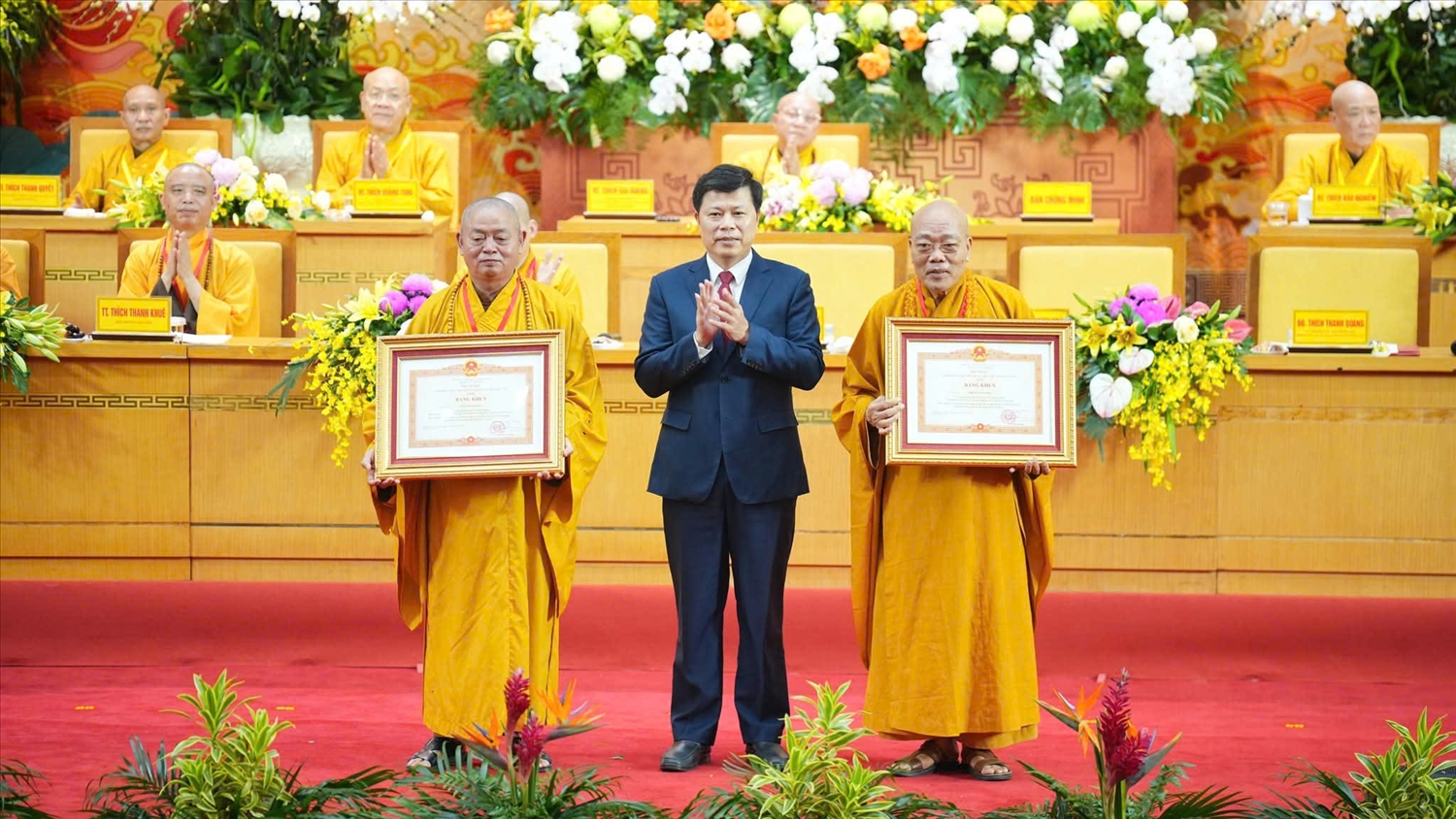 Thừa ủy quyền của Thủ tướng Chính phủ, ông Trần Quốc Toản, Phó Bí thư Thường trực Tỉnh ủy, Chủ tịch Ủy ban Mặt trận Tổ quốc Việt Nam tỉnh, Trưởng ban Chỉ đạo công tác tôn giáo tỉnh trao Bằng khen của Thủ tướng Chính phủ tặng 2 cá nhân có thành tích xuất sắc trong công tác Phật sự