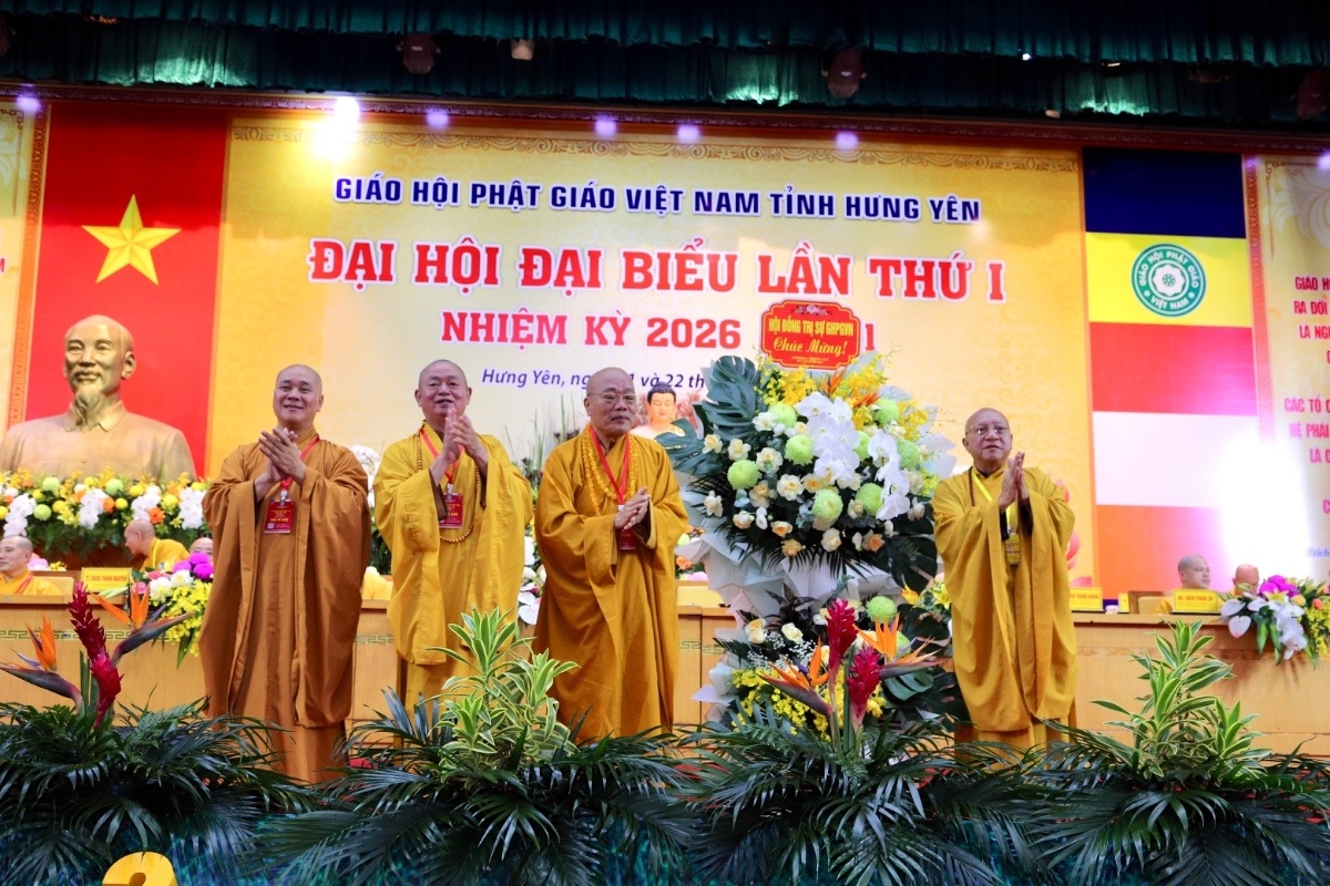Hội đồng Trị sự Trung ương Giáo hội Phật giáo Việt Nam tặng hoa chúc mừng Đại hội