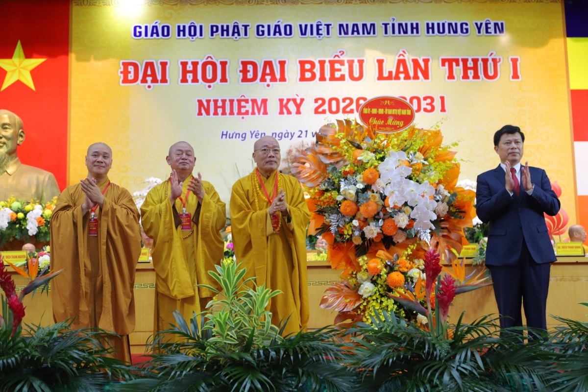 Ông Trần Quốc Toản, Phó Bí thư Thường trực Tỉnh ủy, Chủ tịch Ủy ban Mặt trận Tổ quốc Việt Nam tỉnh, Trưởng ban Chỉ đạo công tác tôn giáo tỉnh tặng hoa chúc mừng Đại hội