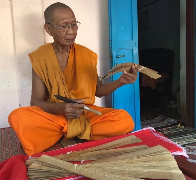 Hòa thượng Chau Ty chỉ dẫn cách viết kinh trên lá buông