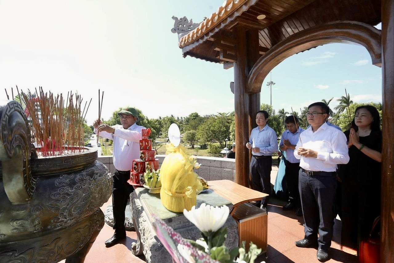 Thứ trưởng Bộ Dân tộc và Tôn giáo Y Thông cùng Đoàn công tác thành kính dâng hương tưởng niệm các Anh hùng liệt sĩ tại Khu Di tích quốc gia đặc biệt Thành Cổ Quảng Trị