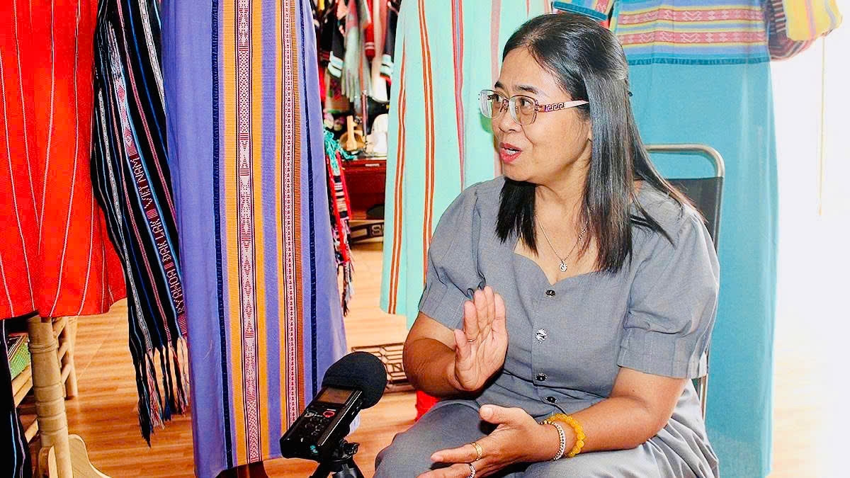Nghệ nhân H'Kim Hoa Byă dành nhiều năm sưu tầm, nghiên cứu và khôi phục các hoa văn cổ trên thổ cẩm của người Mnông