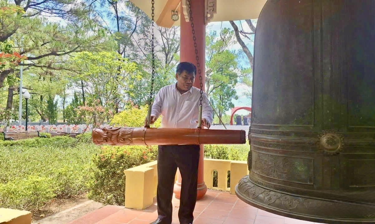 Thứ trưởng Bộ Dân tộc và Tôn giáo Y Thông thực hiện nghi thức đánh 9 hồi chuông tưởng niệm các Anh hùng liệt sĩ tại Nghĩa trang Liệt sĩ quốc gia Trường Sơn