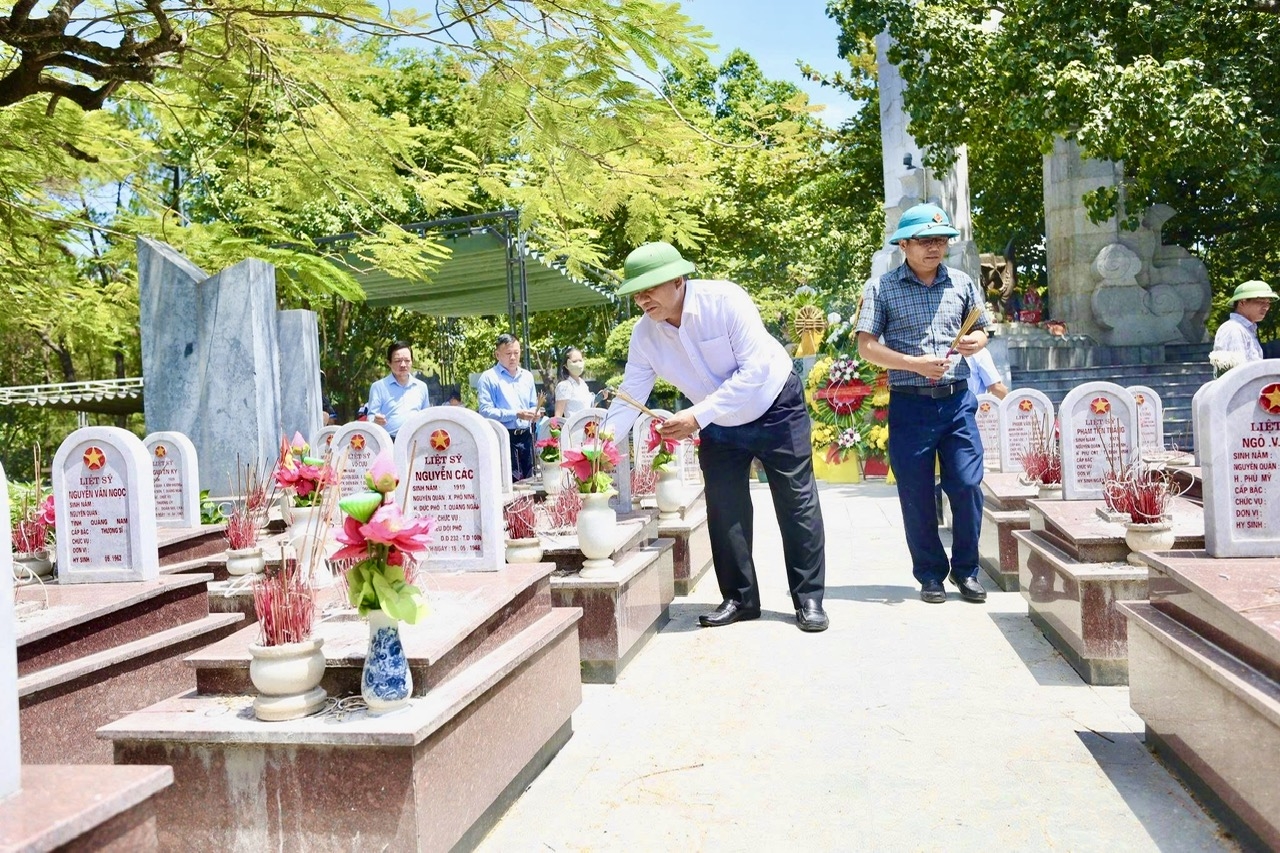 Thứ trưởng Bộ Dân tộc và Tôn giáo Y Thông cùng các thành viên Đoàn công tác thắp hương tại các phần mộ liệt sĩ ở Nghĩa trang Liệt sĩ quốc gia Trường Sơn, bày tỏ lòng tri ân sâu sắc đối với các Anh hùng liệt sĩ đã hy sinh vì độc lập, tự do của Tổ quốc