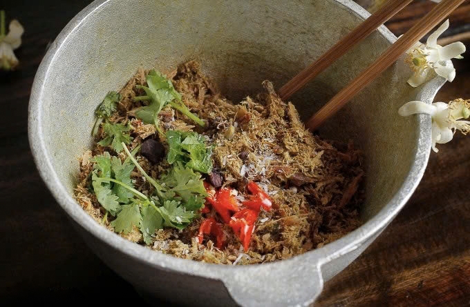 Cá khô giã muối ớt không chỉ là món ăn trong bữa cơm hàng ngày của đồng bào Ê-đê, mà được nâng cấp lên trở thành sản phẩm hàng hóa và gửi đi nhiều vùng trên cả nước