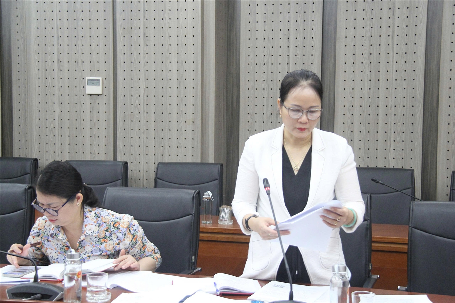 Phó trưởng Ban Tuyên giáo và Dân vận Bộ Dân tộc và Tôn giáo, Tổ trưởng Tổ thư ký Phạm Thị Thúy Hà trình bày Báo cáo sơ kết đánh giá hoạt động 6 tháng đầu năm và phương hướng, nhiệm vụ trọng tâm 6 tháng cuối năm của Ban Chỉ đạo 35 Đảng ủy Bộ