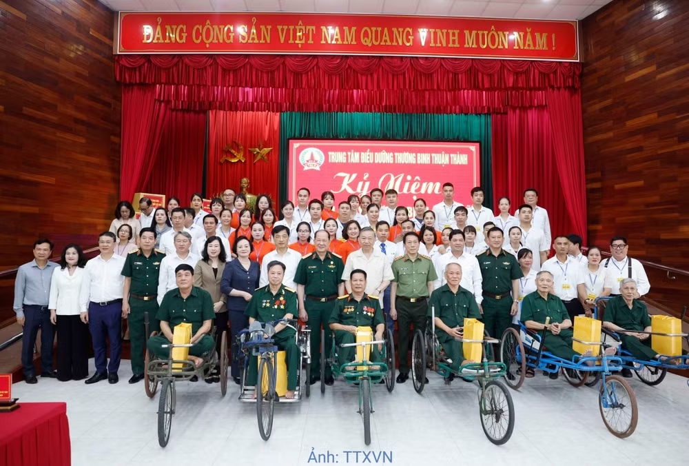 Tổng Bí thư, Chủ tịch nước Tô Lâm và đại biểu với các cán bộ và thương binh, bệnh binh tại Trung tâm Điều dưỡng thương binh Thuận Thành. (Ảnh: Thống Nhất/TTXVN)