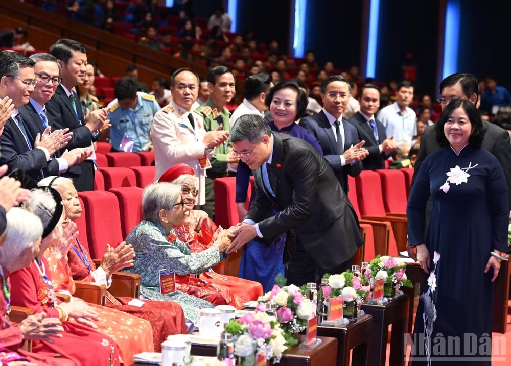 Thủ tướng Chính phủ Lê Minh Hưng ân cần thăm hỏi một Bà mẹ Việt Nam Anh hùng tại Hội nghị Tri ân người có công với cách mạng toàn quốc năm 2026. (Ảnh: TRẦN HẢI)