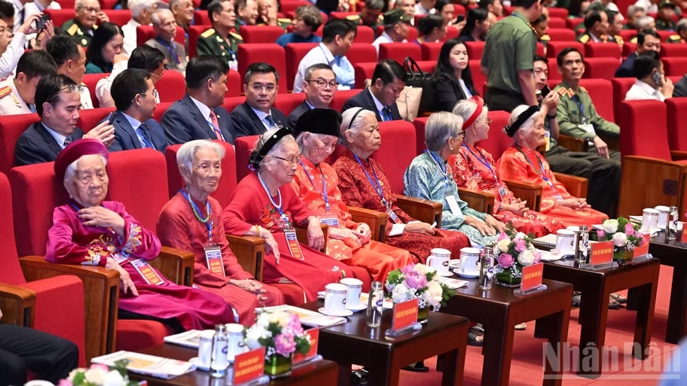 Các Bà mẹ Việt Nam Anh hùng tiêu biểu tham dự hội nghị. (Ảnh: TRẦN HẢI)