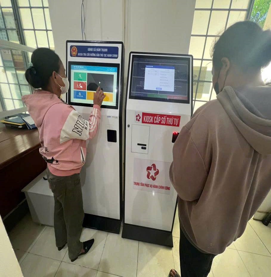 Người dân thực hiện bấm số thứ tự và nộp hồ sơ trực tuyến tại Trung tâm Phục vụ hành chính công xã Hàm Thạnh