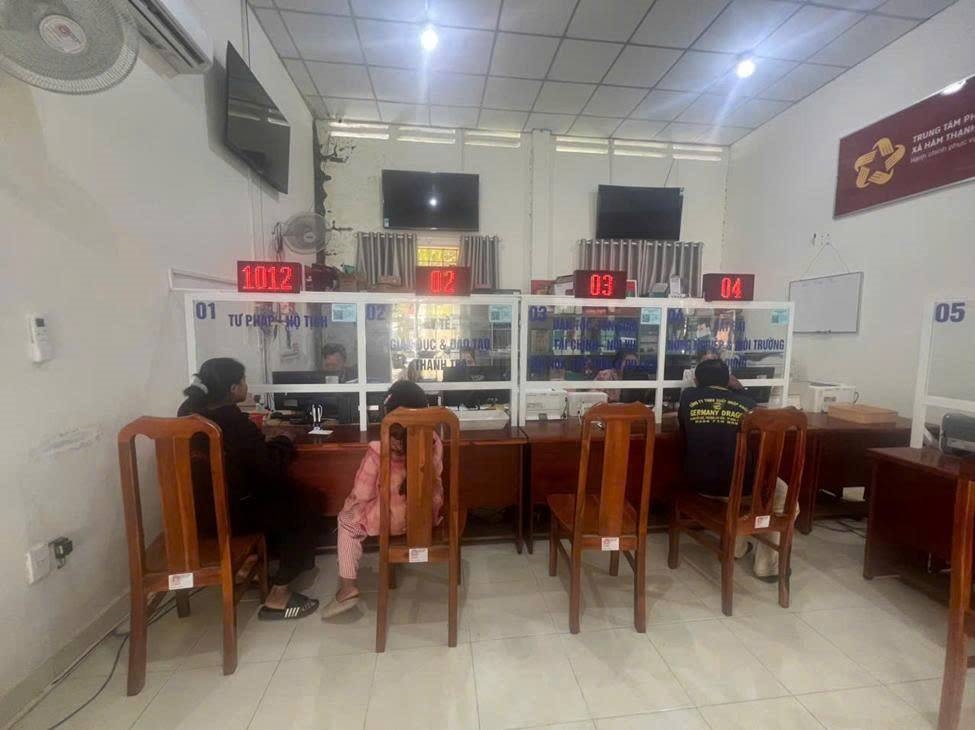 Công chức Trung tâm Phục vụ hành chính công xã Hàm Thạnh hướng dẫn người dân nộp hồ sơ trực tuyến