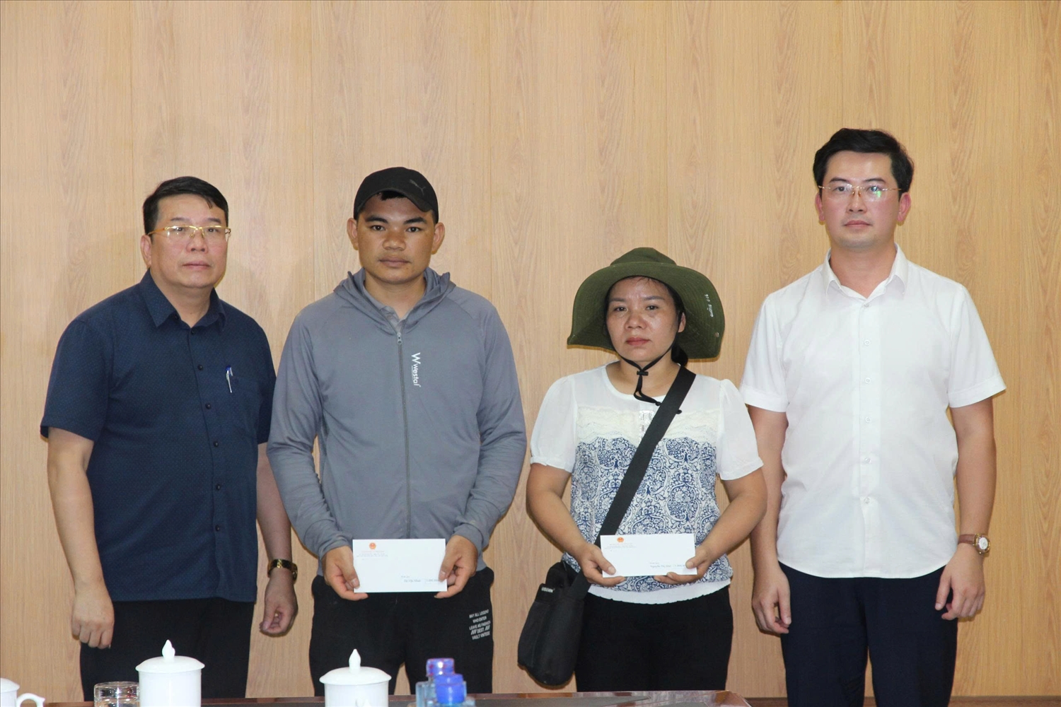 Trao quà cho các hộ gia đình có người bị thương