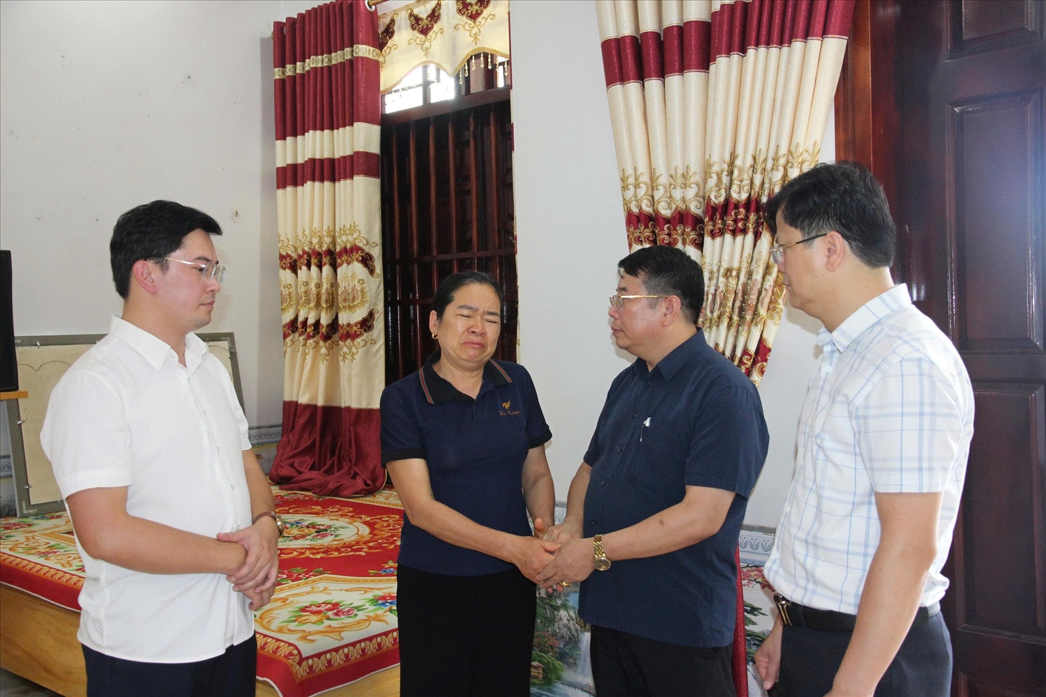 Đoàn công tác Bộ Dân tộc và Tôn giáo thăm hỏi, động viên thân nhân gia đình có người thiệt mạng do mưa lũ tại xã Mường Than