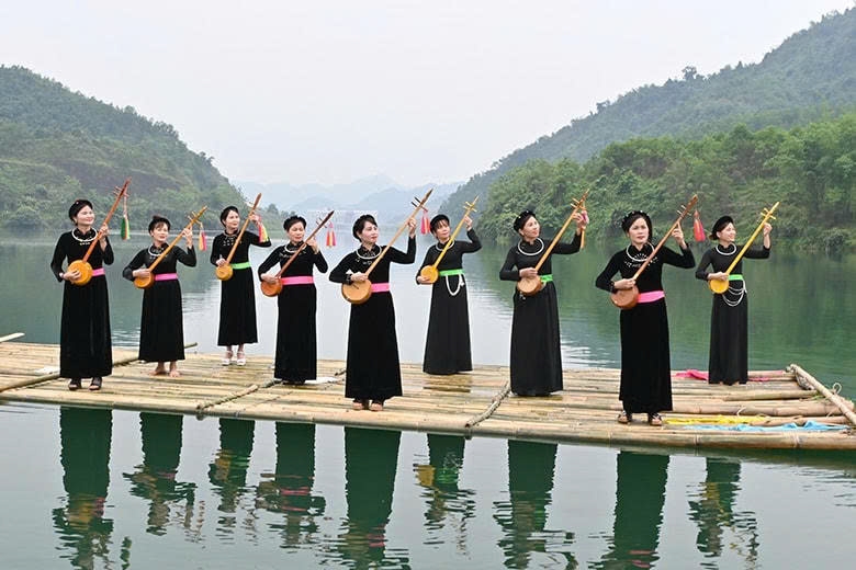 Hát Then trên dòng sông Gâm, tỉnh Tuyên Quang.