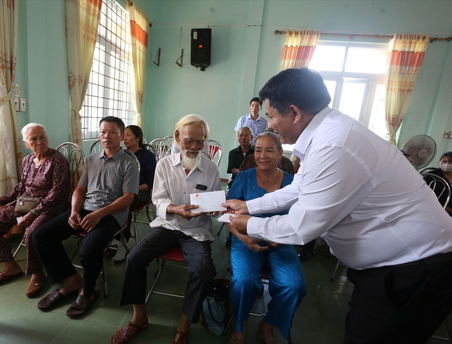 Thứ trưởng Y Thông gặp gỡ, tặng quà người có công của tỉnh Quảng Trị. Ảnh: cema.gov.vn