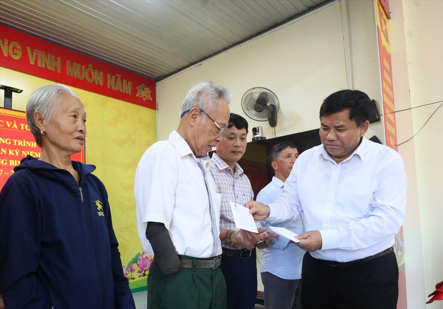 Đại diện đoàn công tác, Thứ trưởng Y Thông tặng quà thương binh, bệnh binh của tỉnh Quảng Trị. Ảnh: cema.gov.vn