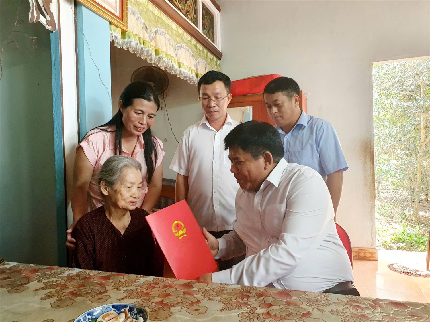 Đại diện đoàn công tác, Thứ trưởng Y Thông tặng quà Mẹ Việt Nam anh hùng Lê Thị Mót.