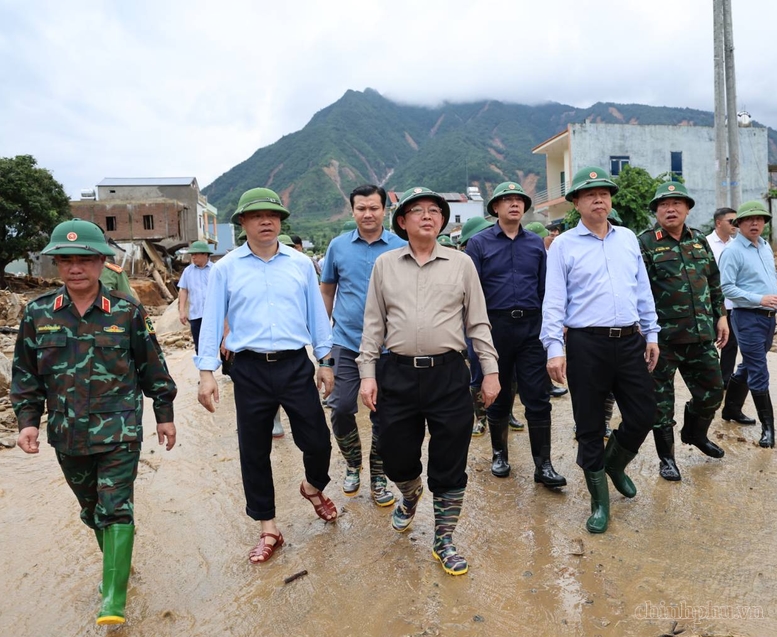 Phó Thủ tướng Hồ Quốc Dũng đến kiểm tra công tác khắc phục hậu quả lũ quét tại xã Mường Than, Lai Châu 