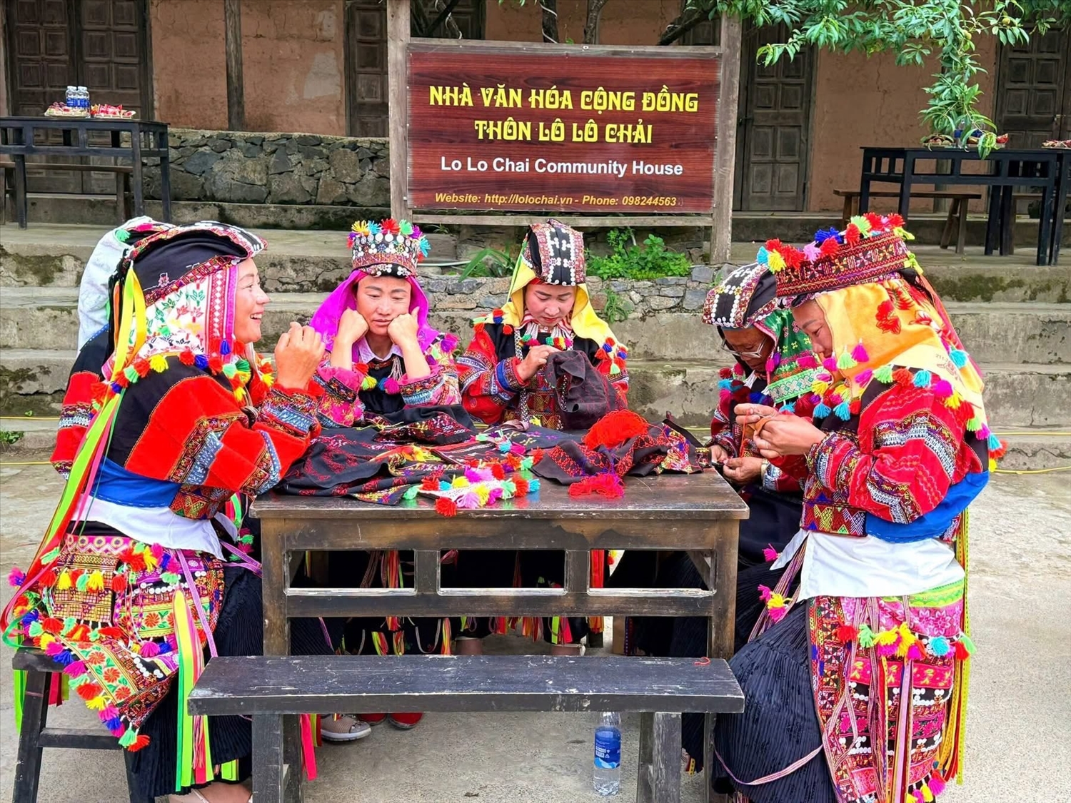 Tìm hiểu bản sắc trang phục truyền thống của đồng bào dân tộc Lô Lô là điểm nhấn hấp dẫn trong các trải nghiệm du lịch tại thôn Lô Lô Chải, xã Lũng Cú