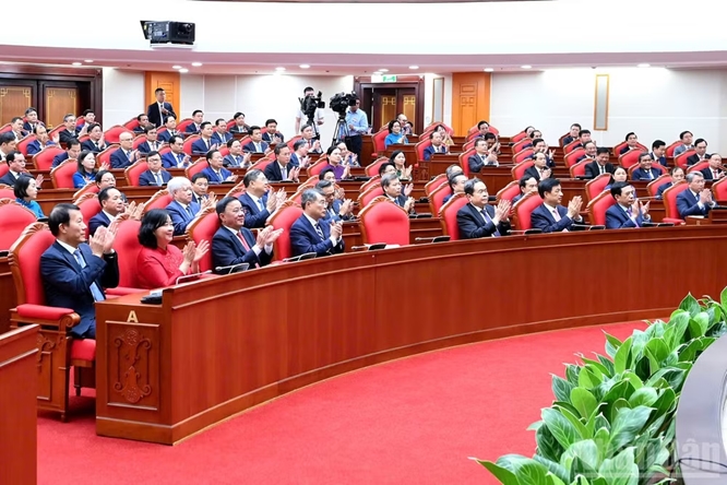 Các đồng chí lãnh đạo Đảng, Nhà nước và các đại biểu tham dự phiên bế mạc Hội nghị. (Ảnh: ĐĂNG KHOA)
