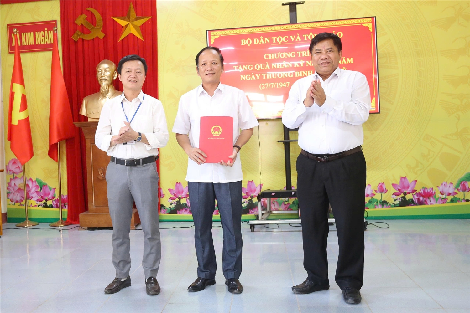 Thứ trưởng Y Thông trao quà tặng UBND xã Kim Ngân