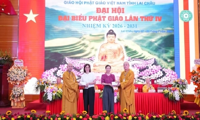 Ban Tổ chức trao 30 suất học bổng cho các em học sinh nỗ lực vượt khó vươn lên trong học tập