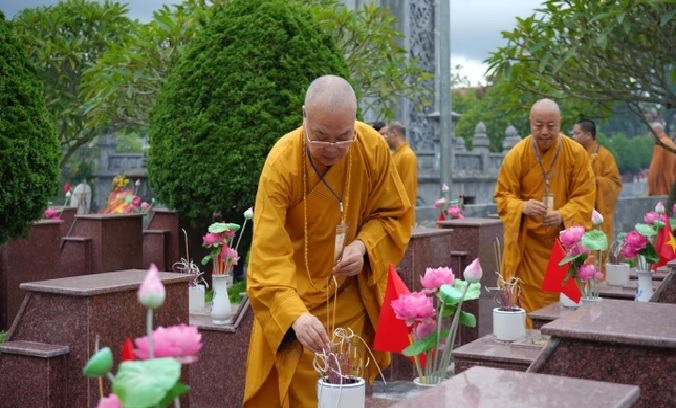 Chư tôn đức dâng hoa tại Quảng trường Bác Hồ với đồng bào các dân tộc tỉnh Lai Châu và cử hành lễ tưởng niệm, cầu siêu anh linh các Anh hùng liệt sĩ tại Nghĩa trang Liệt sĩ tỉnh