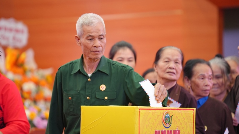 Các phật tử phát tâm ủng hộ đồng bào bị thiệt hại do mưa lũ, sạt lở trên địa bàn tỉnh Lai Châu