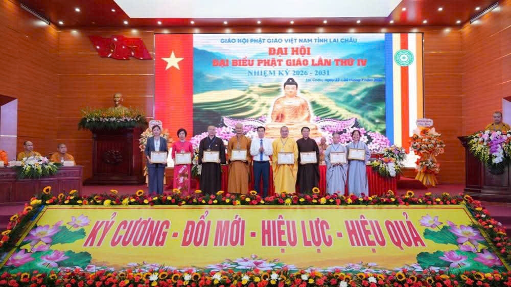 Ông Nguyễn Văn Hiến - Phó Giám đốc Sở Nội vụ tỉnh Lai Châu trao tặng Bằng khen đến các cá nhân