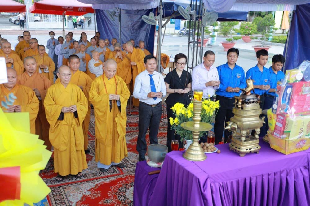 Lễ tưởng niệm các Anh hùng liệt sĩ tại Nghĩa trang Liệt sĩ Trà Võ