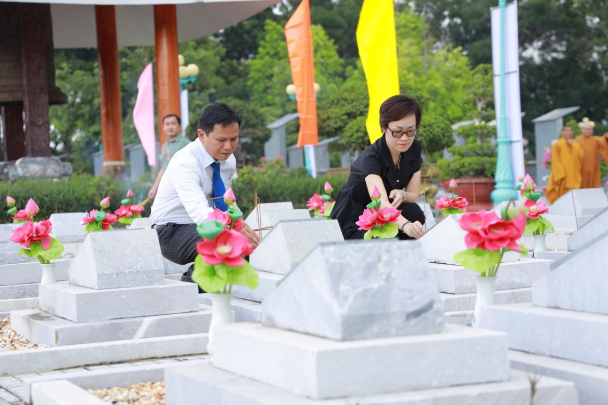 Đại diện lãnh đạo chính quyền tỉnh tham dự lễ tưởng niệm và thắp hương mộ liệt sĩ