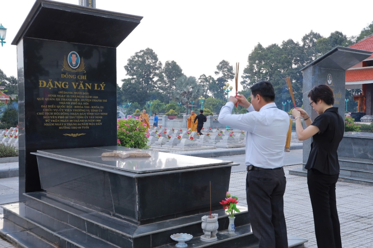 Đại diện lãnh đạo chính quyền tỉnh tham dự lễ tưởng niệm và thắp hương mộ liệt sĩ