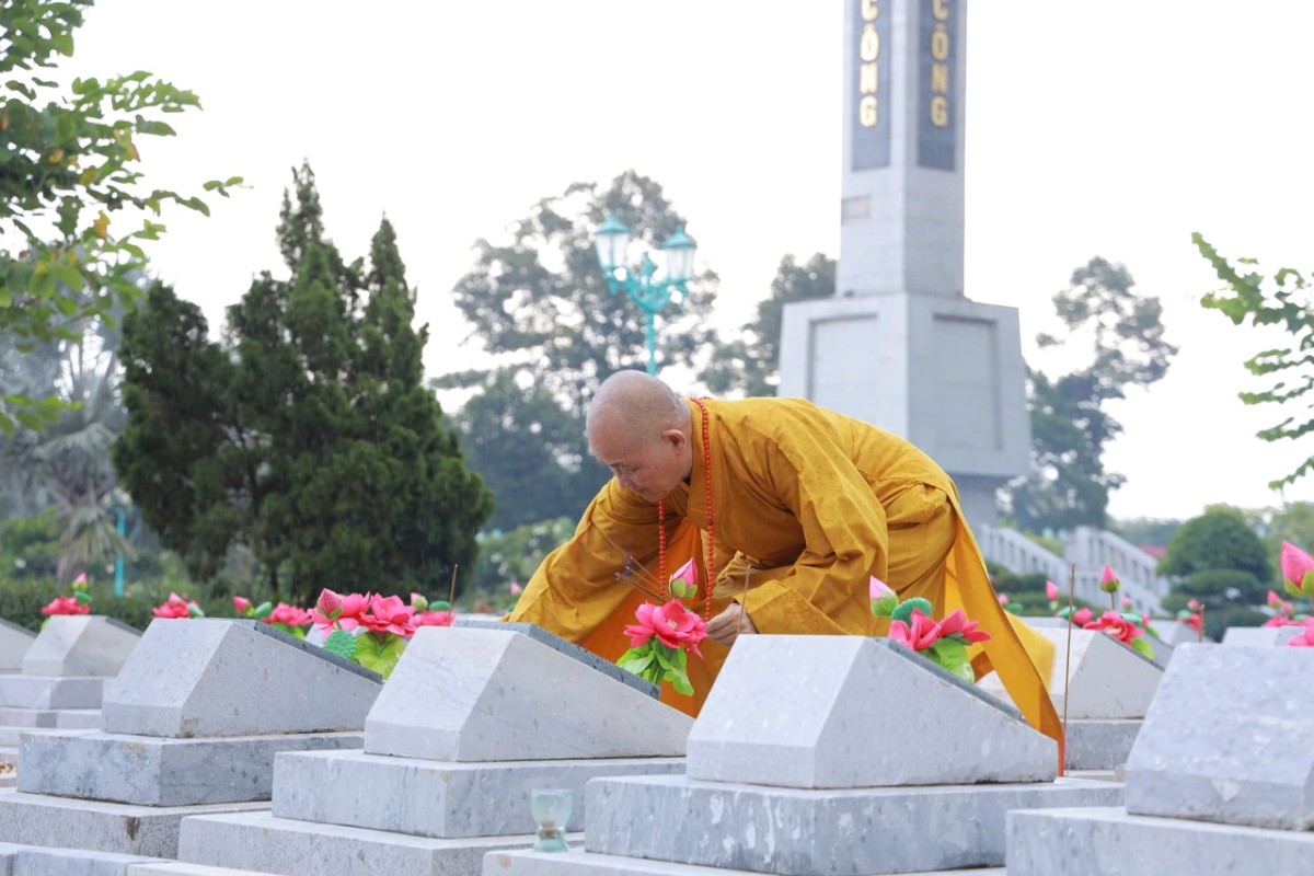 Chư tôn đức thắp hương mộ liệt sĩ
