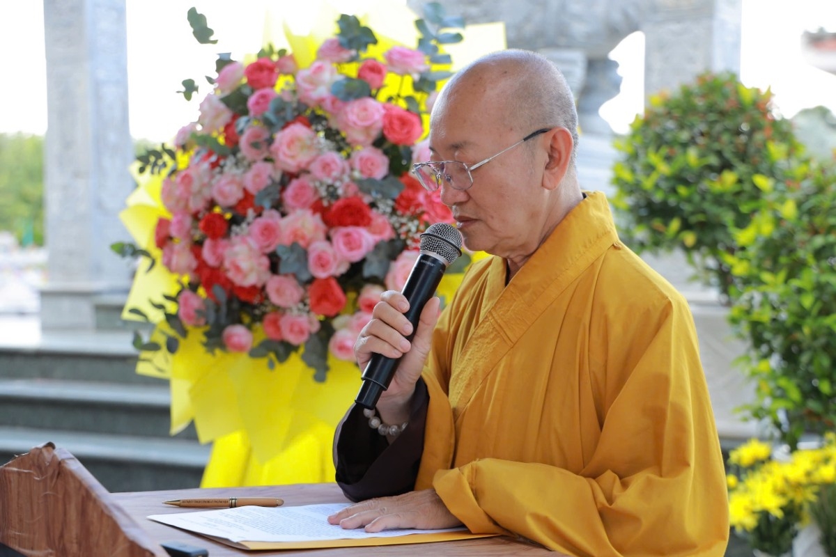 Thượng tọa Thích Quảng Tâm đọc diễn văn tưởng niệm, ôn lại những trang sử hào hùng của dân tộc