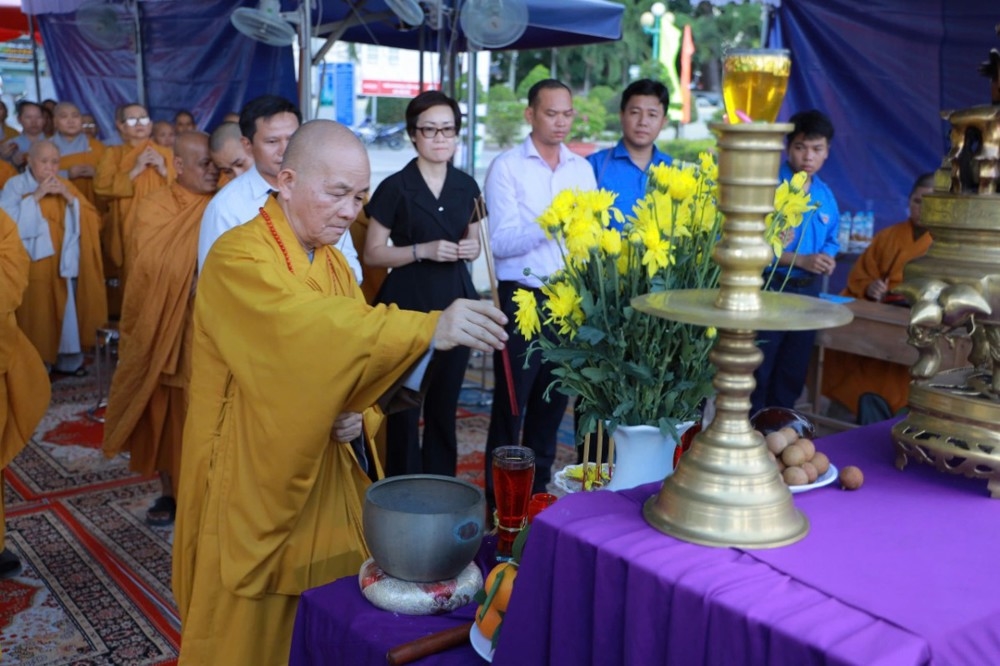 Các đại biểu cùng chư tôn đức thành kính dâng hương, dâng hoa tại Đài tưởng niệm các anh hùng, liệt sĩ
