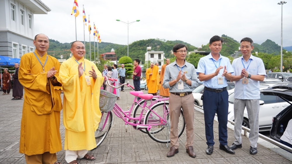 Ban Tổ chức trao tặng 10 xe đạp đến các em học sinh nỗ lực vượt khó vươn lên trong học tập
