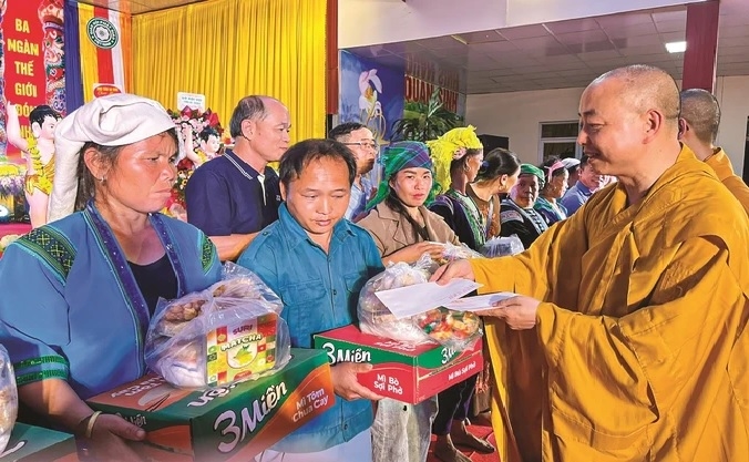 Hòa thượng Thích Thanh Huân trao quà đến bà con có hoàn cảnh khó khăn trên địa bàn tỉnh Lai Châu