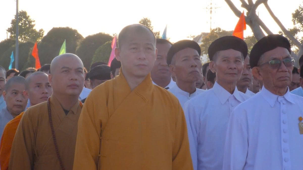 Thượng tọa Thích Minh Nhẫn cùng chư tôn đức Ban Trị sự Giáo hội Phật giáo Việt Nam  tỉnh An Giang tham dự lễ dâng hương tưởng niệm các Anh hùng liệt sĩ
