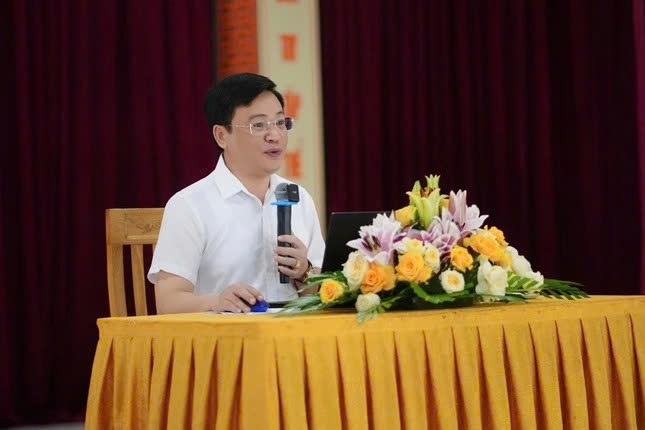Ông Hồ Việt Anh, Trưởng phòng Tôn giáo - Tín ngưỡng, Sở Dân tộc và Tôn giáo tỉnh Thanh Hóa phổ biến các chuyên đề về tình hình tôn giáo và công tác quản lý nhà nước về tín ngưỡng, tôn giáo tại hội nghị